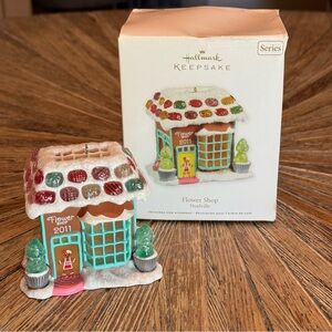 Hallmark 2011 light up Noelville Flower shop ornament Christmas Village ornament